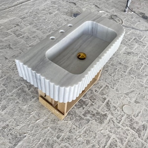 Weißes Marmor Waschbecken, Waschbecken mit offener Ader, Sonderbestellung Marmor Waschbecken, Handgeschnitztes Waschbecken