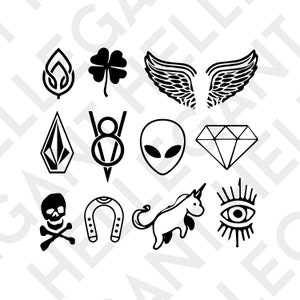 Puede incluir: Ilustraciones en blanco y negro de varios símbolos, incluyendo un trébol de cuatro hojas, alas, un diamante, una calavera y huesos cruzados, una herradura, un unicornio y un ojo.