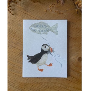 Carte d'anniversaire macareux, Carte de fête - Carte de vœux - Bonne fête - Joyeux anniversaire - Bravo - Macareux pêchant un ballon poisson