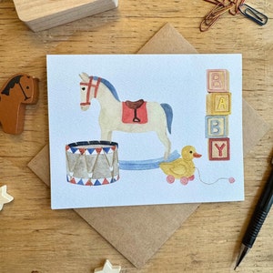 Carte de naissance Cheval à bascule entouré de cubes et jouets en bois vintages - Félicitations - Bébé - Aquarelle - cadeau de naissance