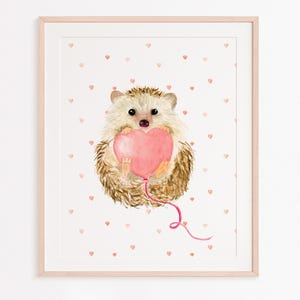 Personalisiertes Babyposter - Niedlicher Igel, der an einem herzförmigen Ballon hängt - Einzigartige Kinderdekoration - Entzückendes Geburtsgeschenk