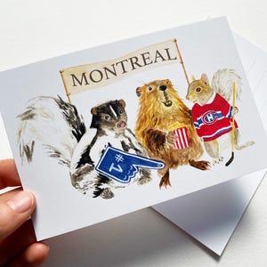 Carte postale de Montréal : 3 supporters canadiens de Montréal avec pop corn, jersey, bannière, main en mousse - Moufette, castor, écureuil