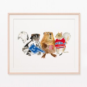 Affiche de MONTREAL : 3 supporters canadiens de Montréal avec pop corn, jersey, bannière, main en mousse - Moufette, castor, écureuil