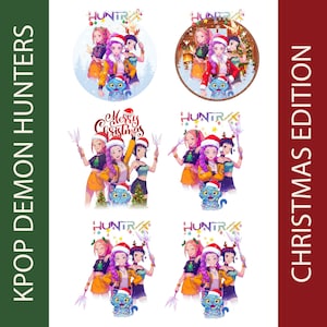 Può includere: Grafica KPOP Demon Hunters Edizione Natalizia. L'immagine presenta diverse illustrazioni di personaggi in stile anime con abiti festivi. Il testo "Merry Christmas" è visibile in un design, e la parola "HUNTRA" appare in ogni design.
