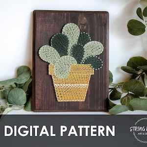 Puede incluir: Un patrón digital para string art con un cactus en maceta con hilo verde y amarillo sobre un fondo de madera marrón oscuro.