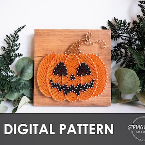 Puede incluir: Un diseño de calabaza con arte de hilo sobre una tabla de madera. La calabaza es naranja con ojos, nariz y boca negros. El tallo es marrón. El texto "DIGITAL PATTERN" está en la parte inferior de la imagen.