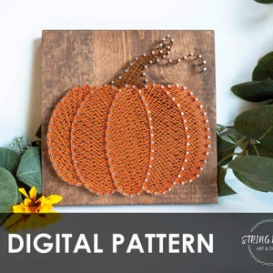 Könnte beinhalten: Ein String-Art-Kürbis-Design auf einer Holzplatte. Der Kürbis ist orange mit einem braunen Stiel, hergestellt mit Faden und Nägeln. Die Worte "DIGITAL PATTERN" werden am unteren Rand des Bildes angezeigt.