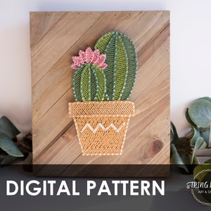 K&ouml;nnte beinhalten: Ein digitales Muster f&uuml;r String Art mit einem Kaktus in einem Topf. Der Kaktus ist gr&uuml;n und hat eine rosa Bl&uuml;te. Der Topf ist orange mit einem wei&szlig;en Zickzackmuster. Das Muster ist auf einem Holzgrund. "DIGITAL PATTERN" steht in wei&szlig;er Schrift am unteren Rand des Bildes. "STRING WORKS ART & DESIGN" steht in wei&szlig;er Schrift auf einem schwarzen Kreis mit einem Schnurmuster unten rechts im Bild.