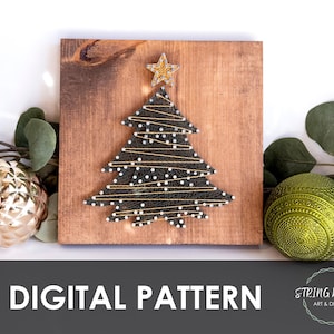 Peut inclure: Un motif de sapin de Noël en fil de fer sur une planche de bois. L'arbre est fait de fil noir et orné de points blancs et d'une étoile dorée. Les mots "DIGITAL PATTERN" sont au bas de l'image.