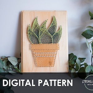 Puede incluir: Patrón digital para arte de hilo de una planta en maceta con hojas verdes sobre un fondo de madera. El texto "DIGITAL PATTERN" está en la parte inferior de la imagen.