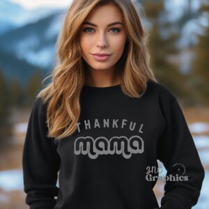 Thankful Mama Bold Heart Graphic Sweatshirt