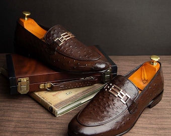 Handgemaakte bruine struisvogelleren loafers: luxe instappers voor heren