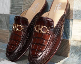 Handgemaakte bruine krokodillenleren horsebit-loafers, muiltjes zonder rugleuning