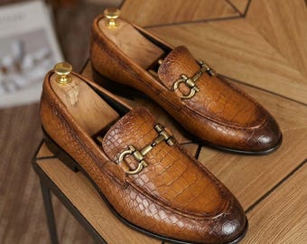 Handgemaakte echt lederen alligator bruine slip-on loafers met textuur voor heren