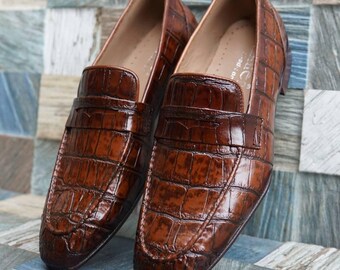 Handgemaakte cognacbruine leren loafers met krokodillenreliëf: penny-instappers voor heren