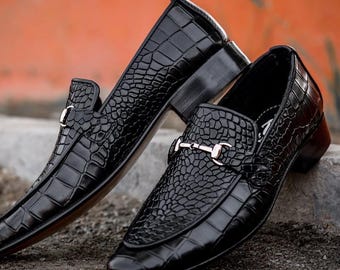 Handgemaakte leren loafers met zwarte krokodillenreliëf: paardenbitdetail