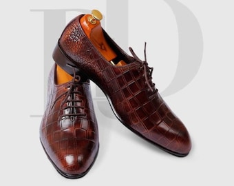 Bruine Oxford-schoenen met krokodillenreliëf: handgemaakte, volledig uitgesneden leren schoenen voor heren