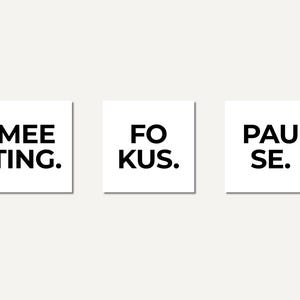 Könnte beinhalten: Drei quadratische weiße Schilder mit schwarzer serifenloser Schrift. Das erste Schild zeigt MEE TING., das zweite FO KUS. und das dritte PAU SE. Jedes Wort ist auf zwei Zeilen aufgeteilt und endet mit einem Punkt in der zweiten Zeile.