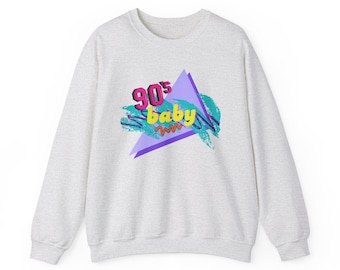 Puede incluir: Una sudadera gris claro con un estampado gráfico de un triángulo morado, azul y verde con el texto "90's baby" en rosa, amarillo y rojo.