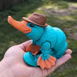 Large Articulated Platypus 3D Printed Figure with removable hat accessory - Posable Desktop Companion, Unique Wildlife Gift, Animal Model