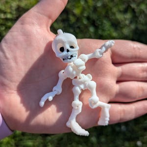 Syottoys Fortune Skelly Flexy Toy Keychain - Movable Skull & Four Leaf Clover, Made In Korea - View #2