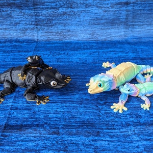 Crested Gecko Figure, Articulated 3D Printed Reptile Desk Buddy designed by Matmire Makes