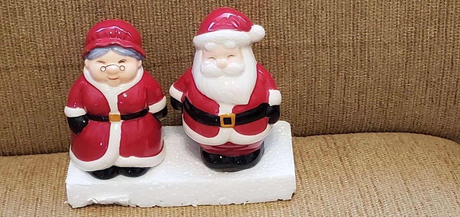 Publix Seasons Greetings Christmas Santa & Mrs Claus Salt Pepper