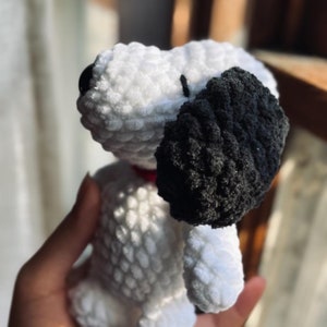 Fraise printanière abeille fait main au crochet snoop le chien en peluche un objet physique amigurumi animal en peluche beagle cadeau pour amoureux des chiens