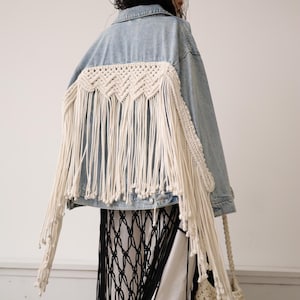 Makramee Jacke Lange Fransen Boho Jacke M Größe Jeansjacke mit Makramee Verschönerung Handgefertigte Makramee Kleidung für Frau Frühling Outfit Boho