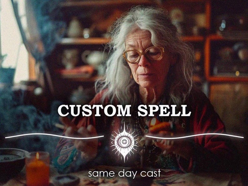 K&ouml;nnte beinhalten: Eine &auml;ltere Person mit grauem Haar und Brille f&uuml;hrt ein Ritual durch. Das Bild zeigt den Text "CUSTOM SPELL" und "same day cast". Eine Kerze und andere rituelle Gegenst&auml;nde befinden sich auf dem Tisch.