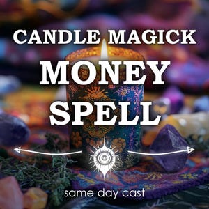 Op de afbeelding: Een brandende kaars met een kleurrijk ontwerp staat op een paarse en gouden stof met kristallen en groen. De kaars is aangestoken en de tekst "CANDLE MAGIC MONEY SPELL" staat boven de kaars. De tekst "same day cast" staat onder de kaars.