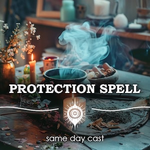 Op de afbeelding: Een beschermingsbetover is in uitvoering op een houten tafel met kaarsen, kruiden en een ketel waar rook uit opstijgt. De tekst "PROTECTION SPELL" en "same day cast" is zichtbaar op de tafel.