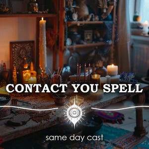 Może przedstawiać: Słabo oświetlona scena z drewnianym stołem z napisem "CONTACT YOU SPELL" i "same day cast". Stół zdobią świece, misy i inne mistyczne przedmioty, sugerujące tematykę duchową lub magiczną.