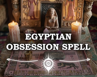 Puede incluir: Una alfombra de patrón rosa y blanco con un símbolo de ojo egipcio en el centro. Dos velas encendidas, una taza pequeña y una piedra están sobre la alfombra. El texto "Egyptian Obsession Spell" y "same day cast" está escrito en la alfombra.