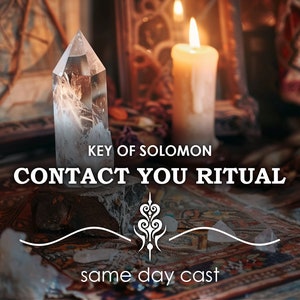 Pode incluir: Um ponto de cristal está sobre uma superfície escura com uma vela acesa e outros cristais. O texto "KEY OF SOLOMON CONTACT YOU RITUAL same day cast" é exibido na imagem.