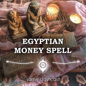 Puede incluir: Un hechizo de dinero egipcio con dos pequeñas estatuas de dioses egipcios, dos velas encendidas y una pequeña caja con jeroglíficos. El texto de la imagen dice "Hechizo de dinero egipcio" y "Lanzamiento del mismo día".