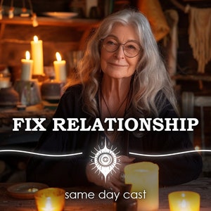 Puede incluir: Una mujer mayor con cabello gris y gafas sonríe en una habitación con poca luz. El texto "FIX RELATIONSHIP" se muestra encima de un gráfico, con "same day cast" debajo. Se ven velas encendidas y un ambiente místico.