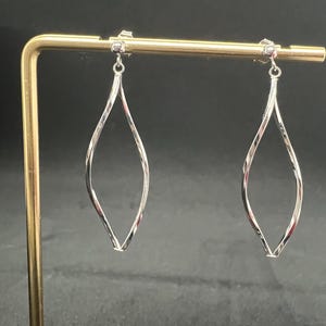 Boucles d'oreilles pendantes sculpturales géométriques torsadées en or blanc 14 carats massif avec tiges