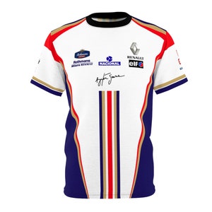 Könnte beinhalten: Weißes T-Shirt mit kurzen Ärmeln mit blauen, roten und goldenen Streifen. Das Shirt trägt die Logos von Rothmans, Williams Renault, Nacional, Renault und Elf. Die Unterschrift von Ayrton Senna ist auf dem Shirt gedruckt.