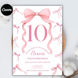 Puede incluir: Una invitaci&oacute;n de cumplea&ntilde;os rosa con un gran lazo rosa y el n&uacute;mero 10. El texto dice "Please join us to celebrate Elowen's Tenth Birthday" con fecha, hora e informaci&oacute;n de RSVP. El logotipo de Canva est&aacute; en la esquina superior izquierda.