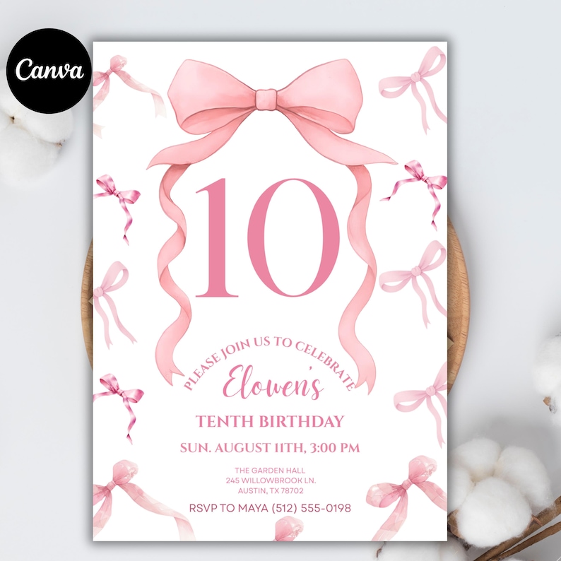 Puede incluir: Una invitaci&oacute;n de cumplea&ntilde;os rosa con un gran lazo rosa y el n&uacute;mero 10. El texto dice "Please join us to celebrate Elowen's Tenth Birthday" con fecha, hora e informaci&oacute;n de RSVP. El logotipo de Canva est&aacute; en la esquina superior izquierda.