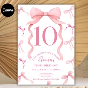 Puede incluir: Invitaci&oacute;n de cumplea&ntilde;os rosa y blanca con el n&uacute;mero 10 en el centro. La invitaci&oacute;n presenta lazos y cintas rosas, con el texto "Please join us to celebrate Elowen's Tenth Birthday". El logotipo de Canva est&aacute; en la esquina superior izquierda.