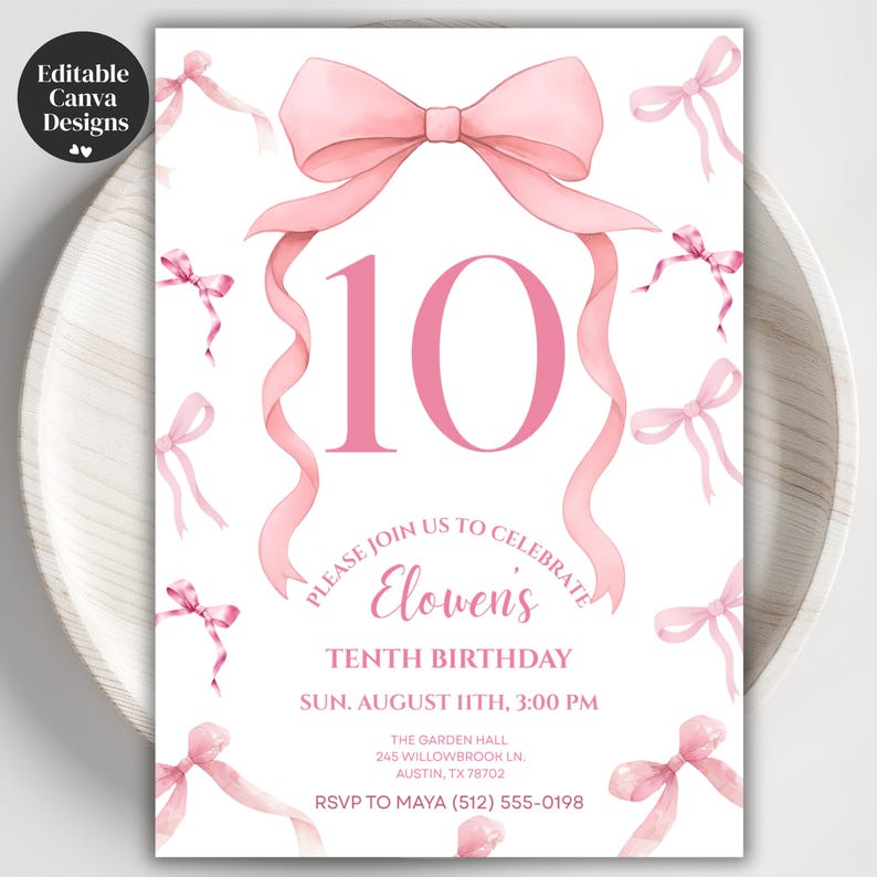 Puede incluir: Invitaci&oacute;n de cumplea&ntilde;os rosa y blanca con el n&uacute;mero 10 en el centro. La invitaci&oacute;n presenta lazos y cintas rosas, con el texto "Please join us to celebrate Elowen's Tenth Birthday". La invitaci&oacute;n incluye la fecha, hora y lugar.