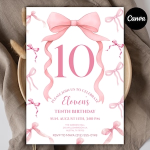 Puede incluir: Una invitaci&oacute;n de cumplea&ntilde;os rosa con el n&uacute;mero 10 y un gran lazo. La invitaci&oacute;n incluye el texto "Please join us to celebrate Elowen's Tenth Birthday" y los detalles del evento en un estilo decorativo.