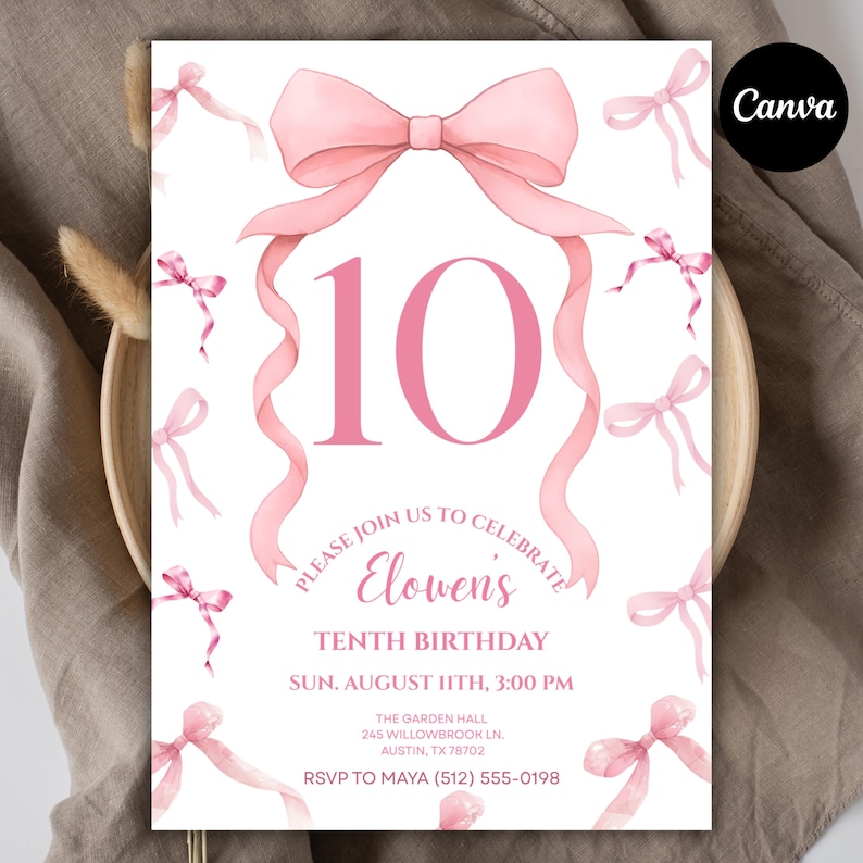 Puede incluir: Una invitaci&oacute;n de cumplea&ntilde;os rosa con el n&uacute;mero 10 y un gran lazo. La invitaci&oacute;n incluye el texto "Please join us to celebrate Elowen's Tenth Birthday" y los detalles del evento en un estilo decorativo.