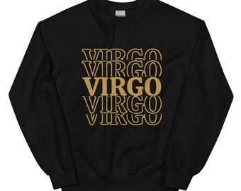 Op de afbeelding: Zwart sweatshirt met het woord "VIRGO" in een gouden retro lettertype, vier keer gestapeld. De tekst is gecentreerd op de borst. Het sweatshirt is effen zwart van kleur.