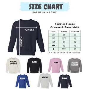 K&ouml;nnte beinhalten: Gr&ouml;&szlig;entabelle f&uuml;r Fleece-Sweatshirts f&uuml;r Kleinkinder, mit Ma&szlig;en in Zoll. Die Tabelle enth&auml;lt die Gr&ouml;&szlig;en 2T bis 7, Brustma&szlig;e von 33 bis 39 cm und L&auml;ngen von 38 bis 48 cm. Verschiedene Sweatshirt-Farben werden angezeigt.