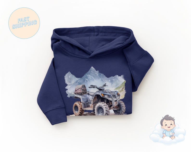 K&ouml;nnte beinhalten: Marineblauer Kapuzenpullover mit einer Aquarellillustration eines ATVs vor einer Berglandschaft. Das ATV ist grau und braun, mit einem Gep&auml;cktr&auml;ger. Der Kapuzenpullover ist ein bequemer, l&auml;ssiger Stil.