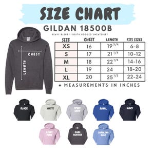 K&ouml;nnte beinhalten: Gr&ouml;&szlig;entabelle f&uuml;r einen Gildan 18500B Kapuzenpullover f&uuml;r Jugendliche. Die Tabelle enth&auml;lt Brust- und L&auml;ngenma&szlig;e in Zoll f&uuml;r die Gr&ouml;&szlig;en XS bis XL mit entsprechenden Passformen. Beispiele f&uuml;r Farben: Schwarz, Wei&szlig;, Sportgrau, Royal, Marine, Hellrosa, Dunkelgrau und Carolina-Blau.