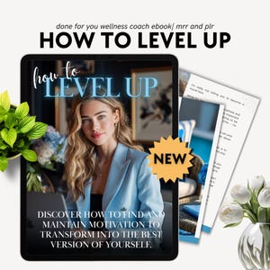 Op de afbeelding: Een digitale tablet toont de tekst "HOW TO LEVEL UP" met een vrouw in een blauwe blazer. De afbeelding bevat de tekst "DISCOVER HOW TO FIND AND MAINTAIN MOTIVATION TO TRANSFORM INTO THE BEST VERSION OF YOURSELF."